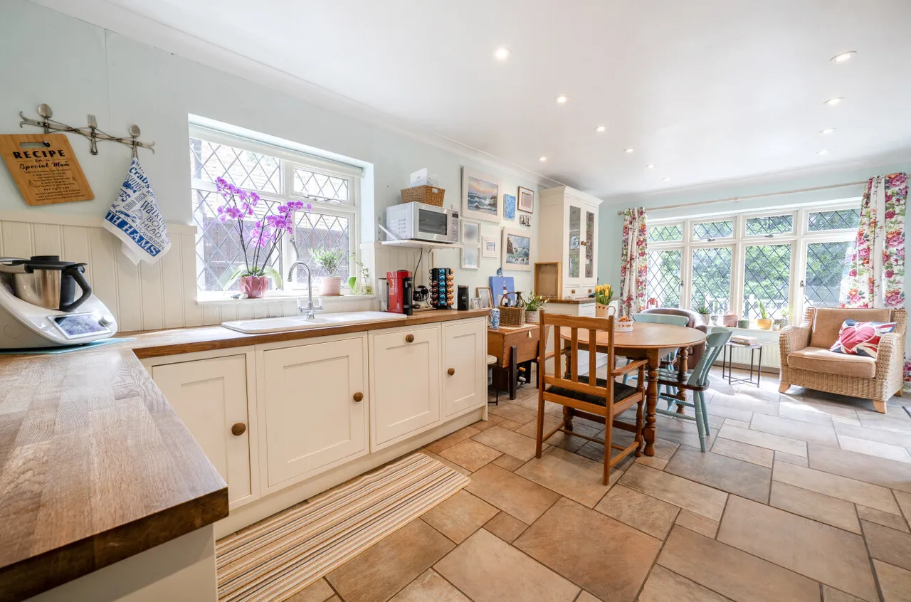 Ridgeway Close, Lightwater, Surrey, GU18 5XX, photo 2