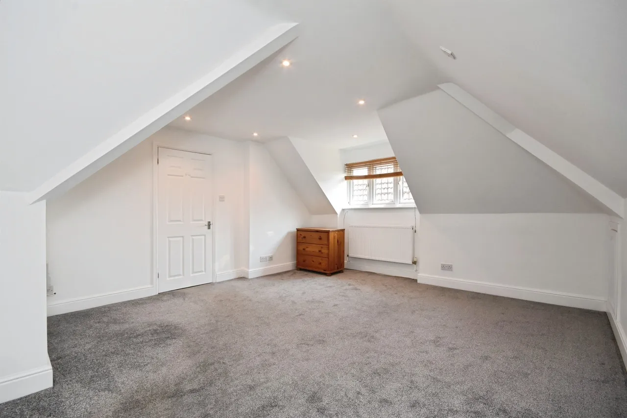 Milton Road, Warley, Brentwood, photo 11