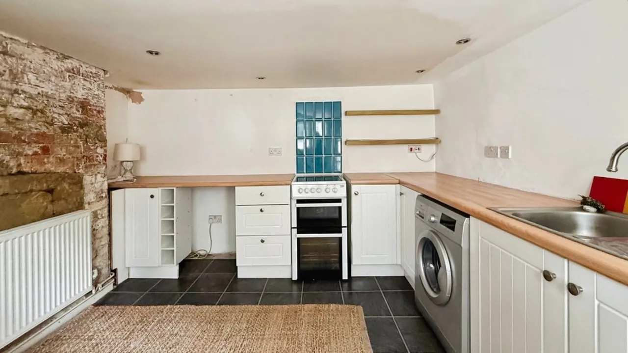 Bratton Road, Westbury, photo 5