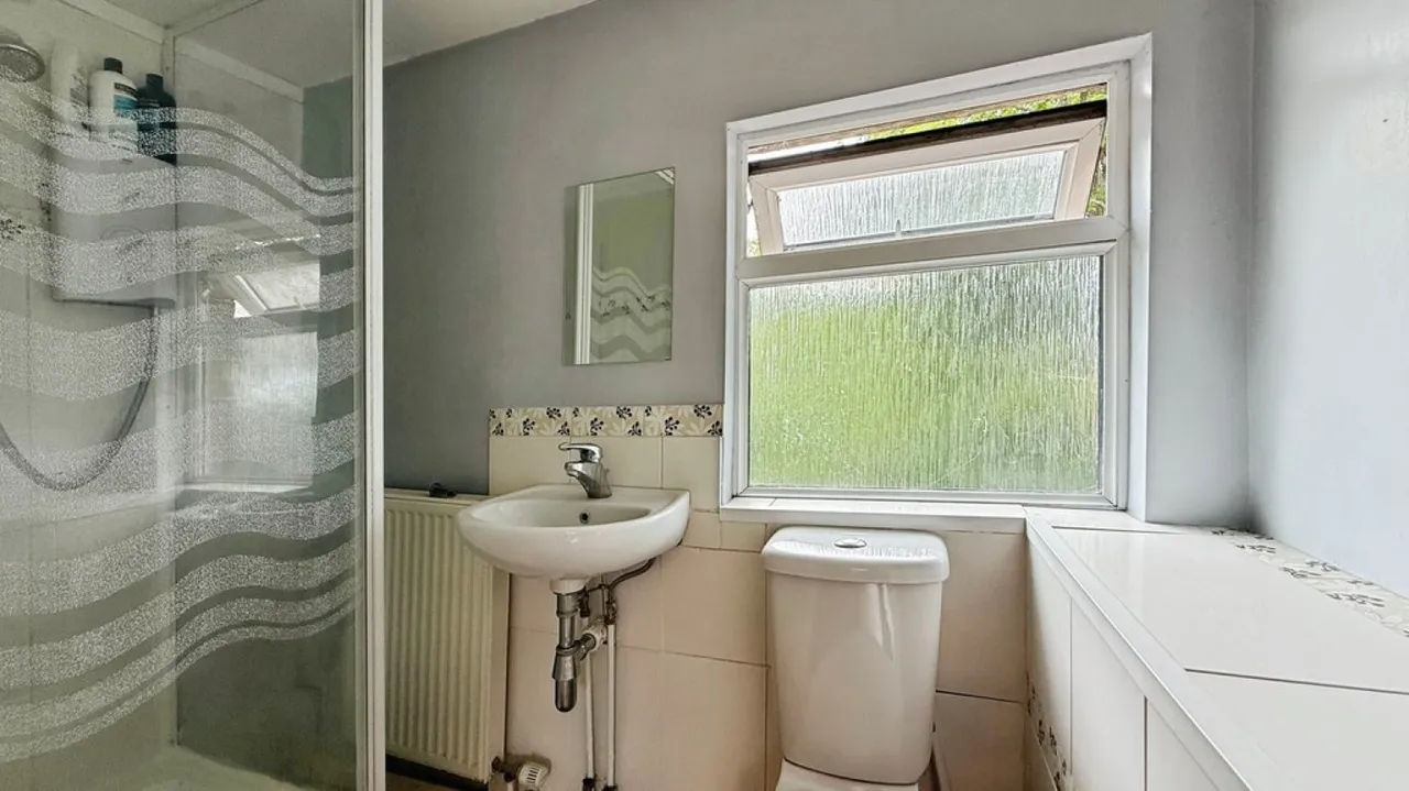 Bratton Road, Westbury, photo 8