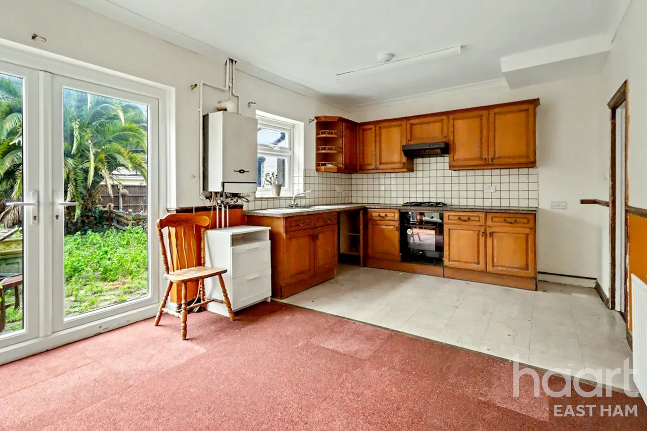 Alexandra Road, London, E6, photo 5