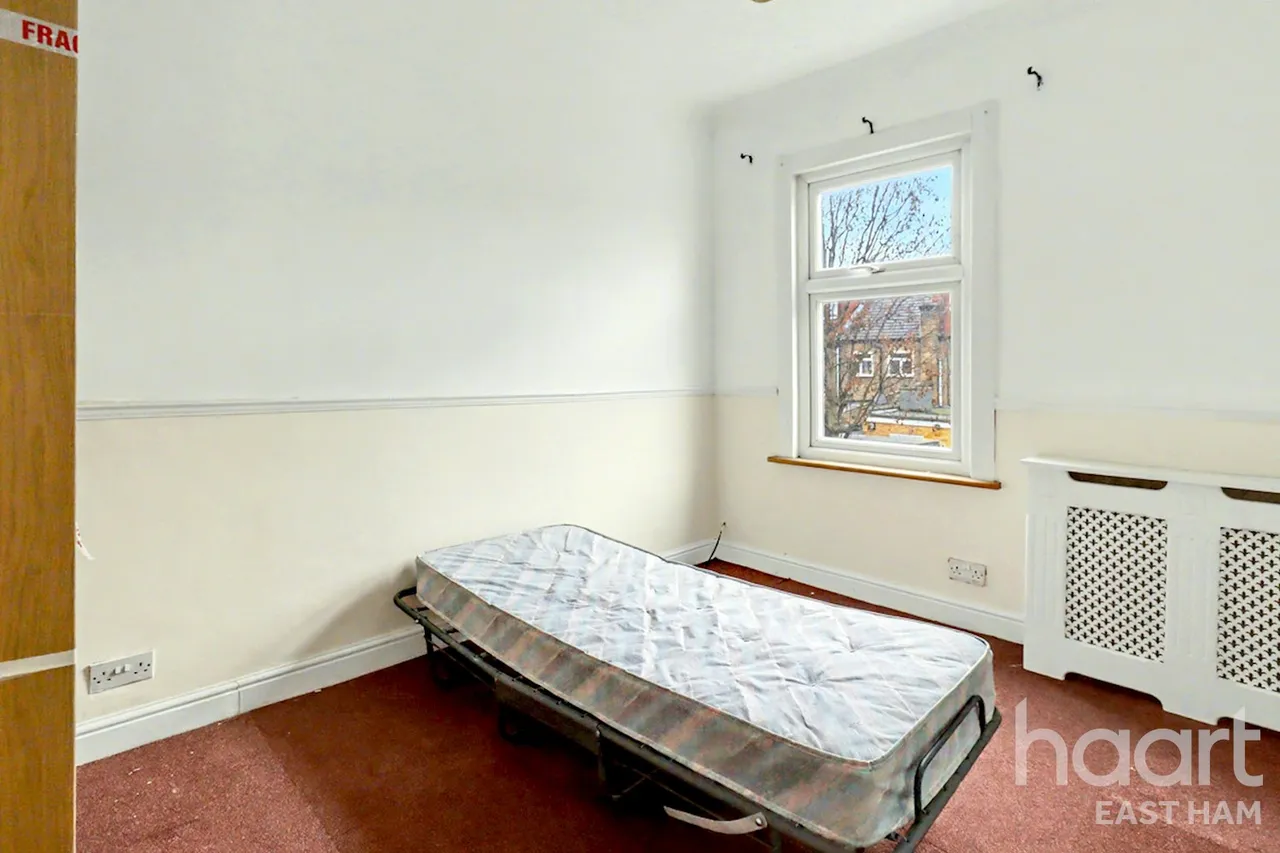 Alexandra Road, London, E6, photo 7