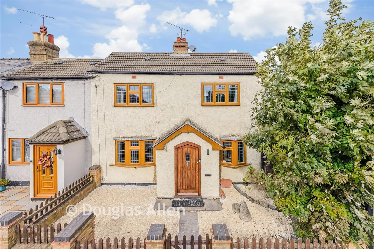 3 bed house for sale, Hatch Road, Pilgrims Hatch, CM15