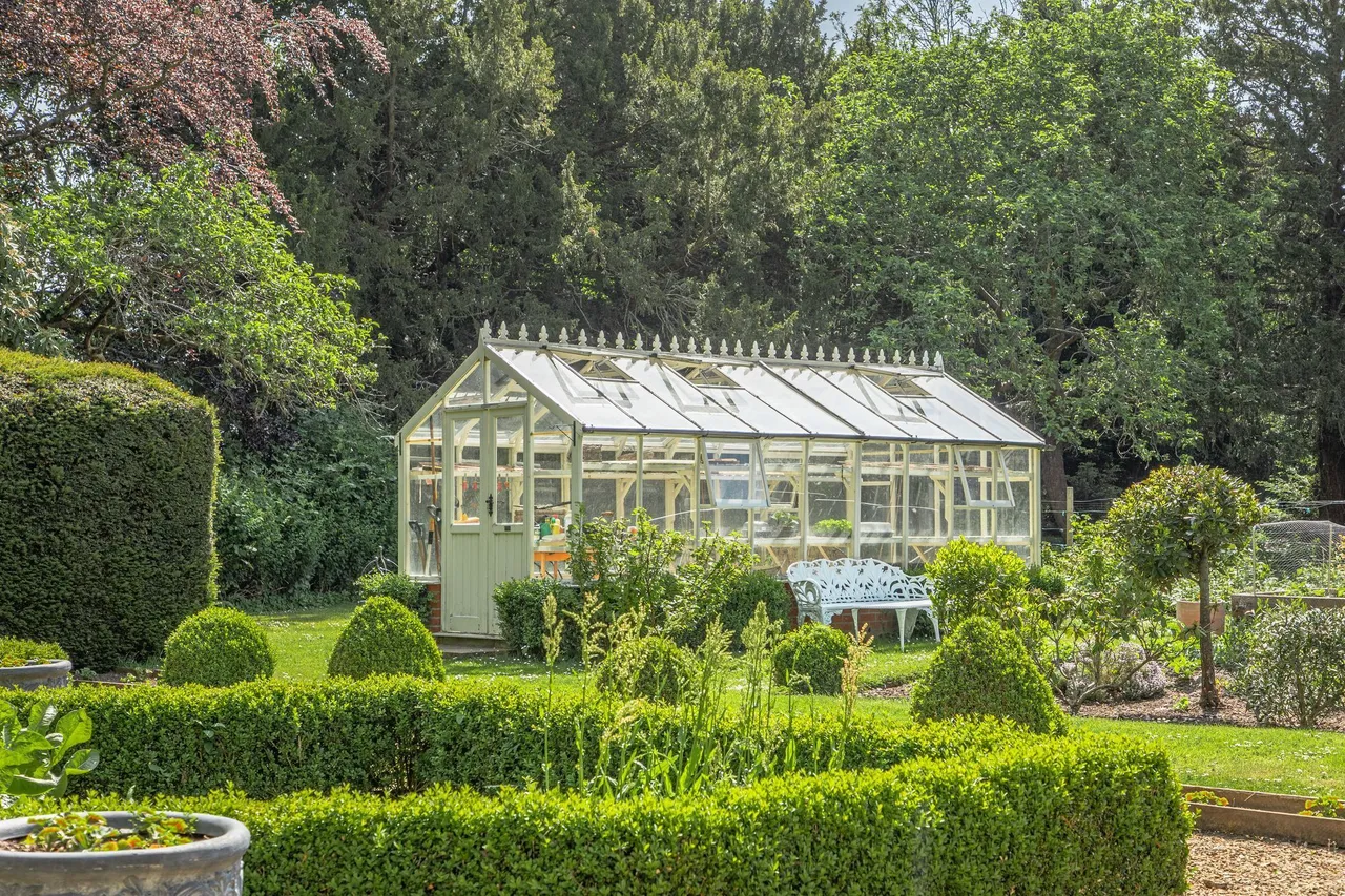 Distinguished Georgian Home in a Subs, photo 29