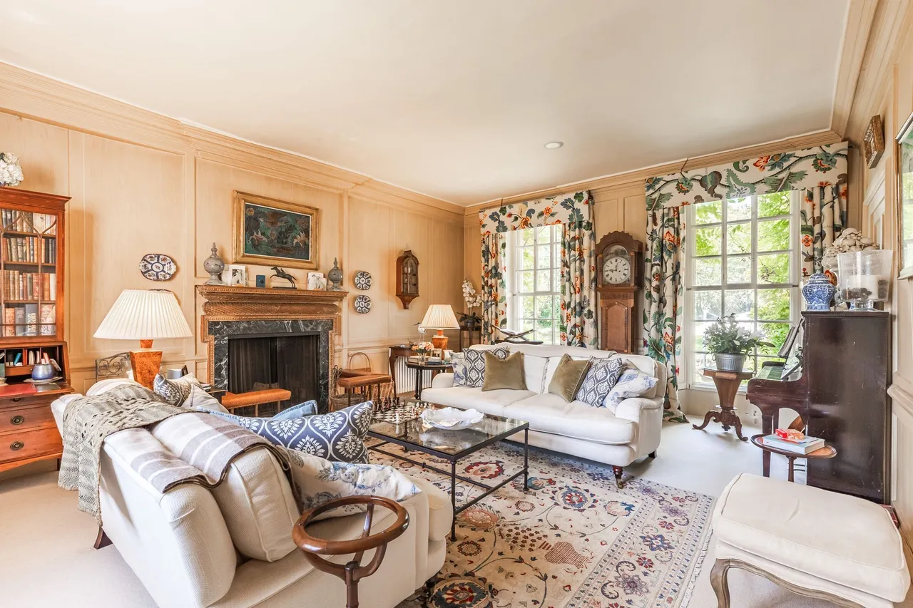 Distinguished Georgian Home in a Subs, photo 4