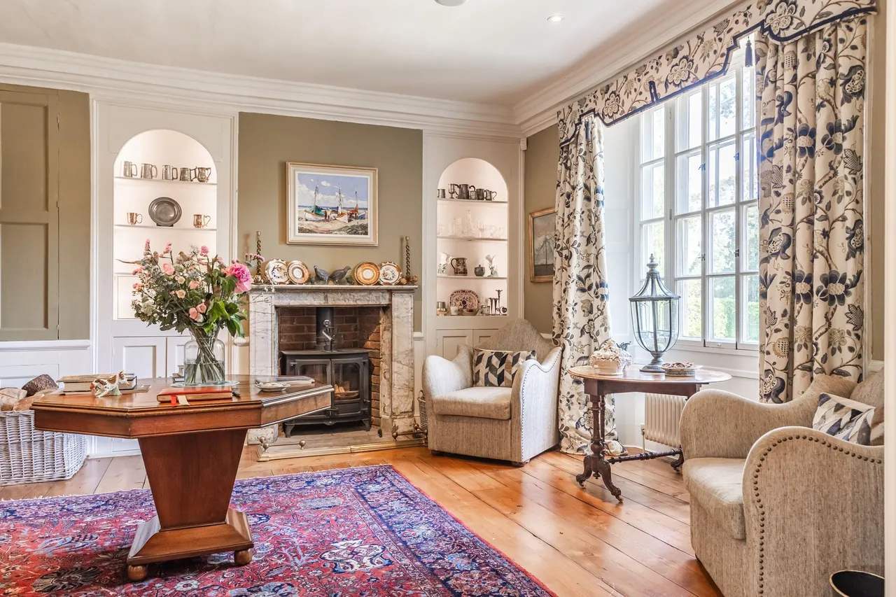 Distinguished Georgian Home in a Subs, photo 6