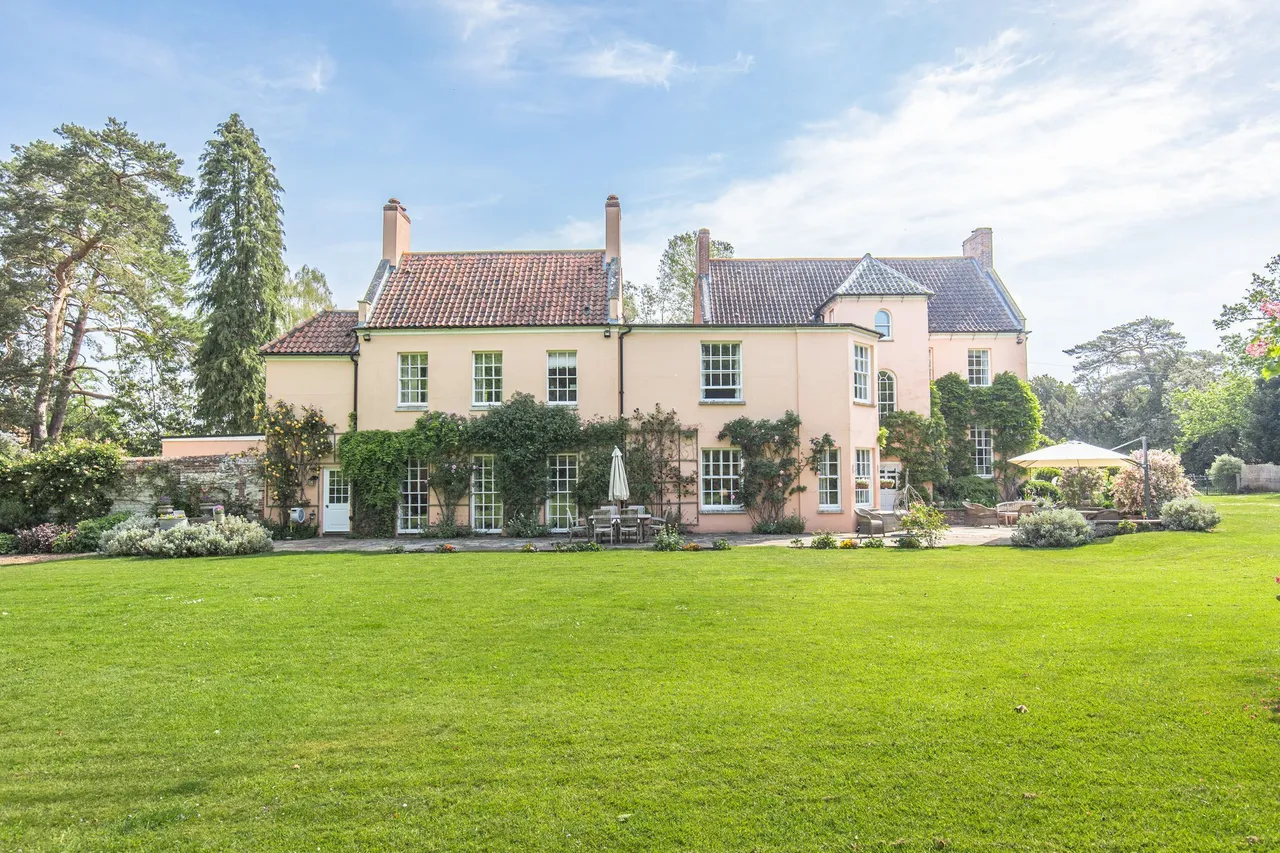 Distinguished Georgian Home in a Subs, photo 2