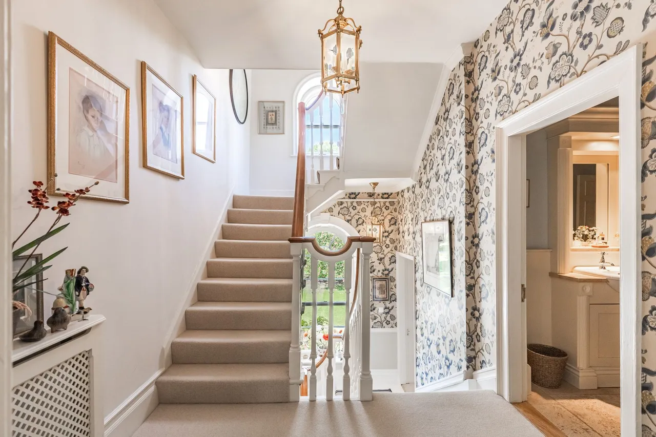 Distinguished Georgian Home in a Subs, photo 15