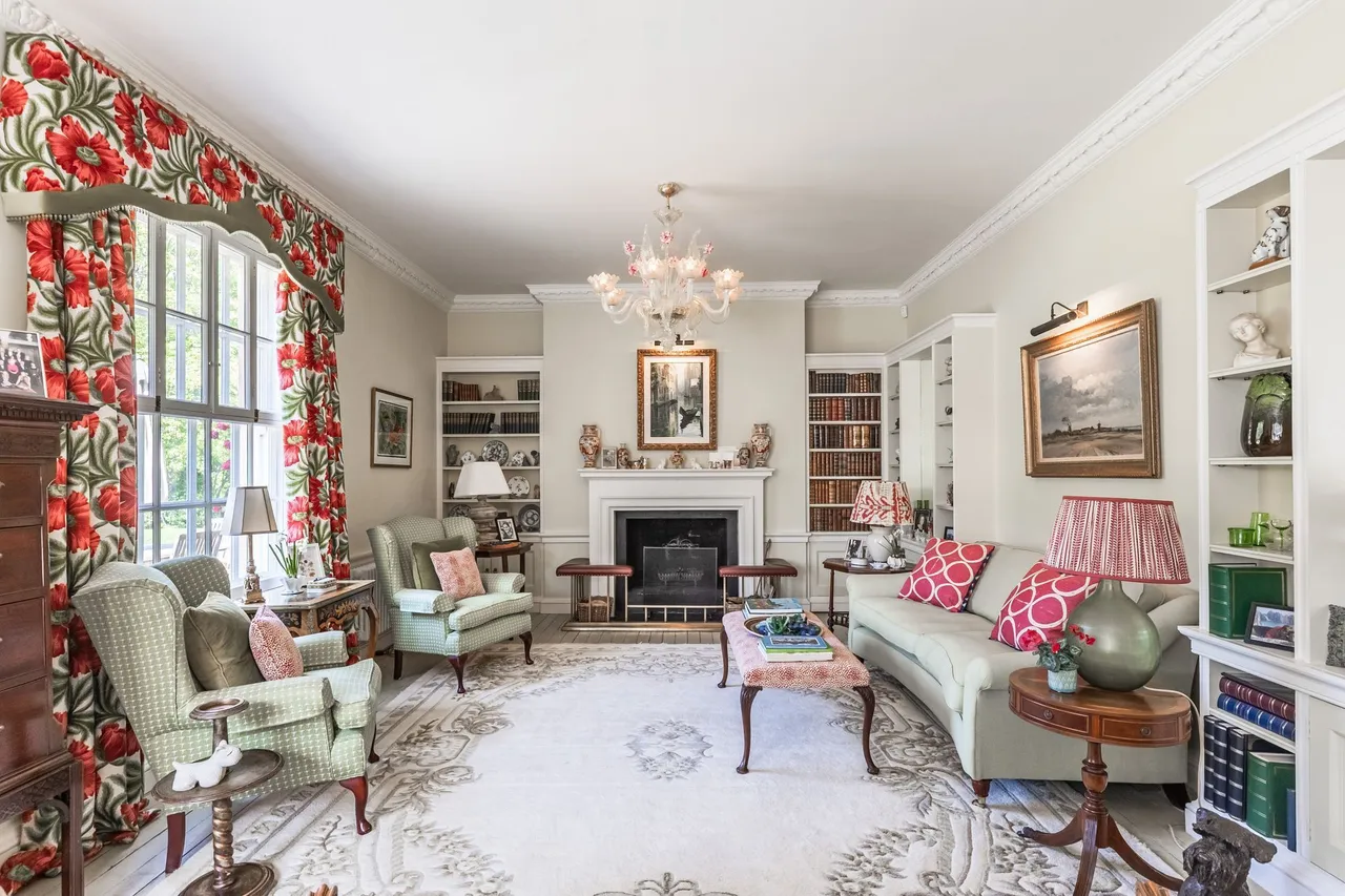 Distinguished Georgian Home in a Subs, photo 10