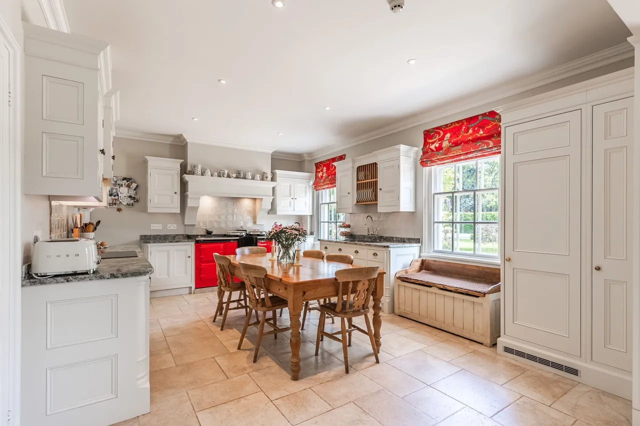 Distinguished Georgian Home in a Subs, photo 8