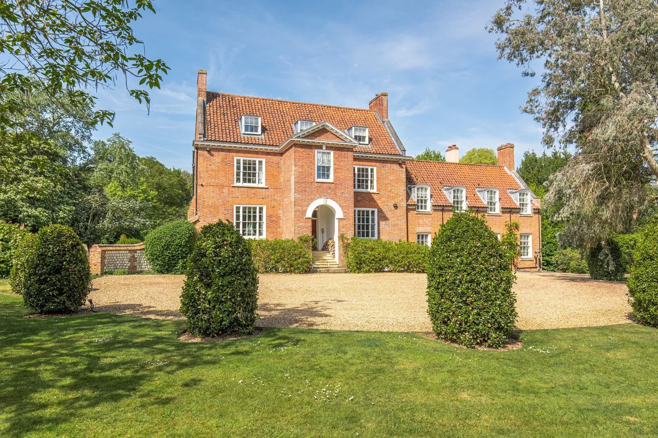 Distinguished Georgian Home in a Subs, photo 24
