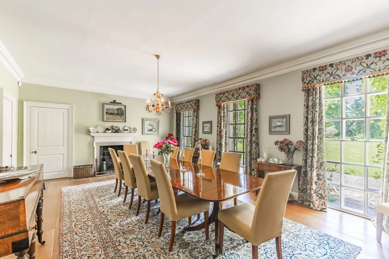 Distinguished Georgian Home in a Subs, photo 5