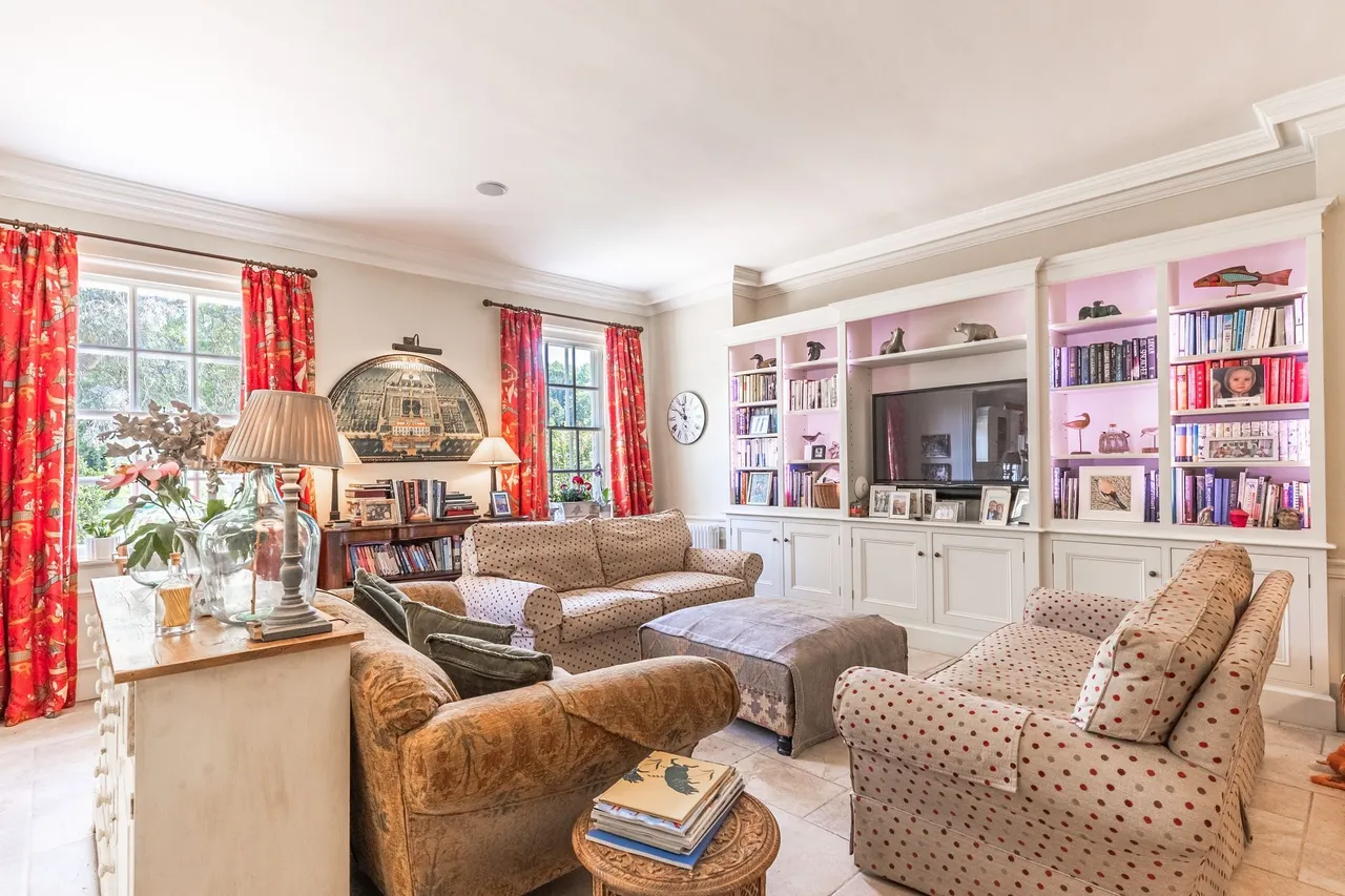 Distinguished Georgian Home in a Subs, photo 9
