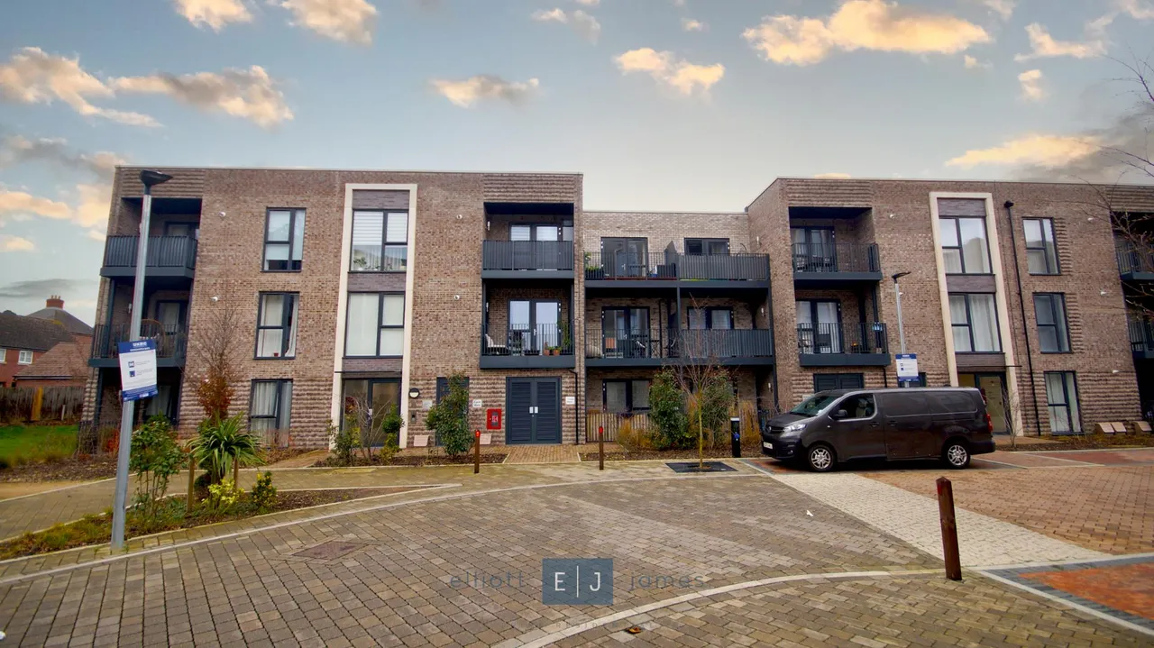 2 bed flat for sale, Academy Way, Loughton, IG10