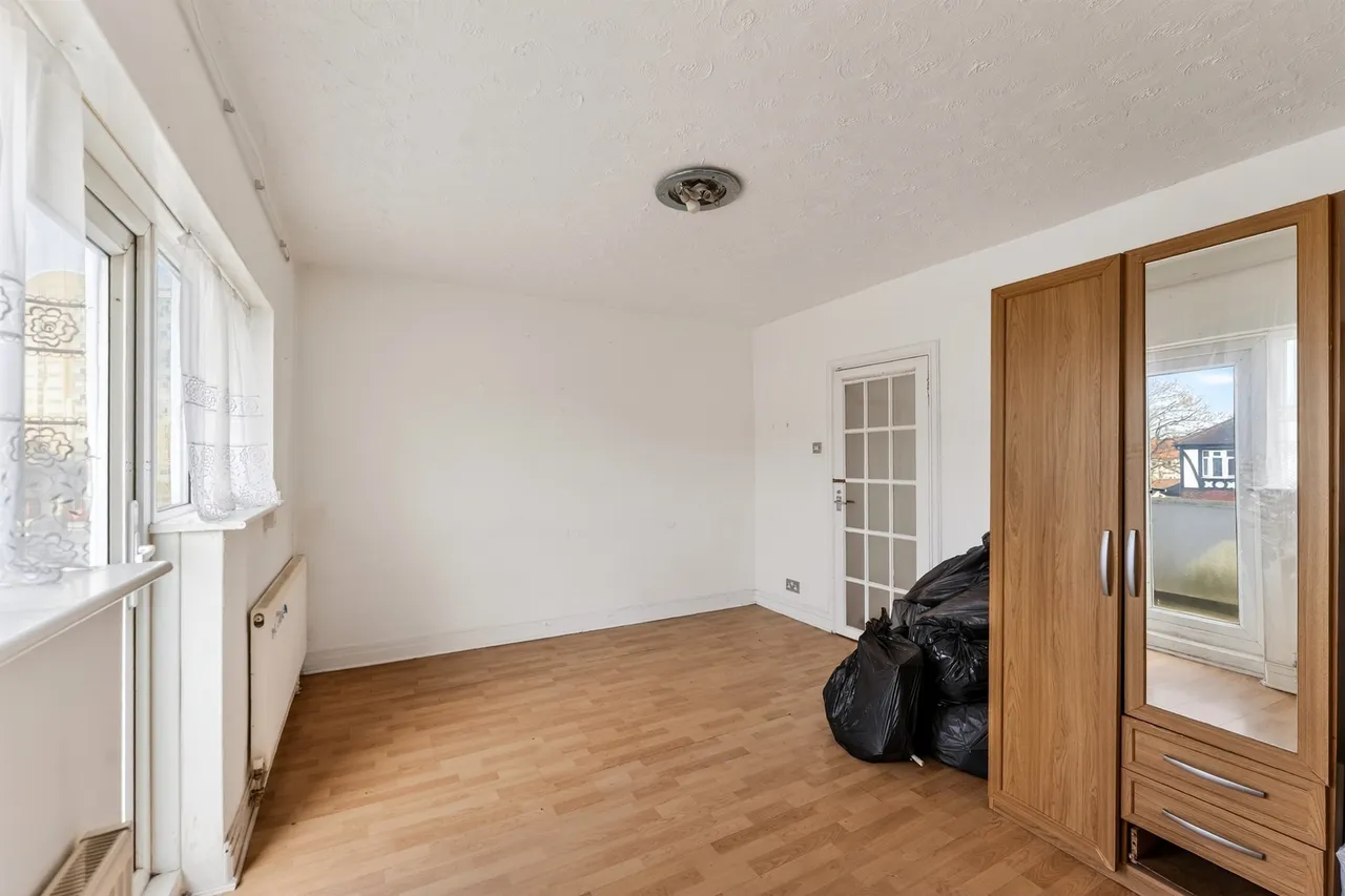 3 bed flat for sale — Morden Court, Morden
