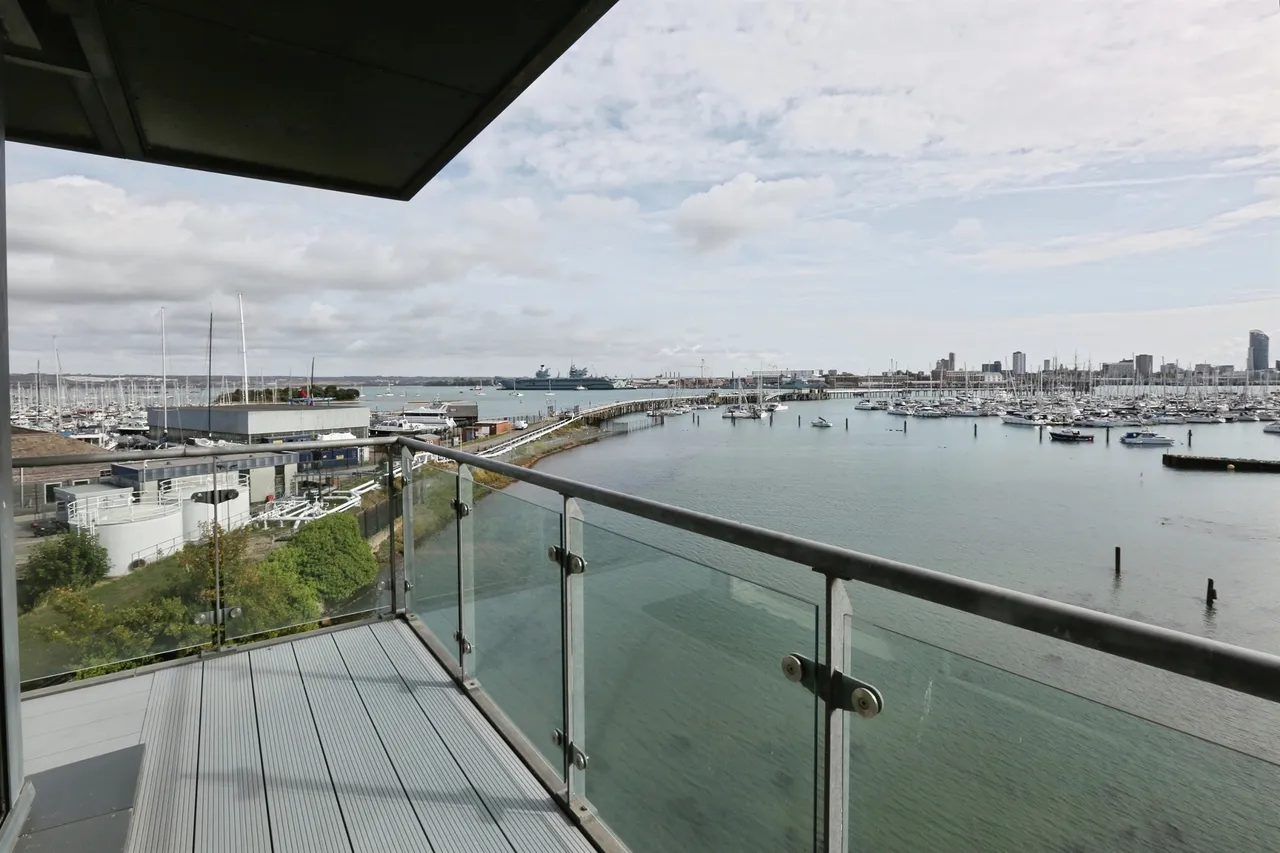 2 bed flat for sale, Rope Quays, Gosport, PO12