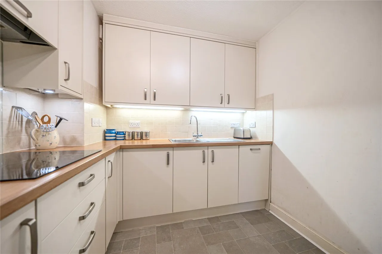 Hartford Court, Hartley Wintney, Hampshire, RG27 8PQ, photo 7