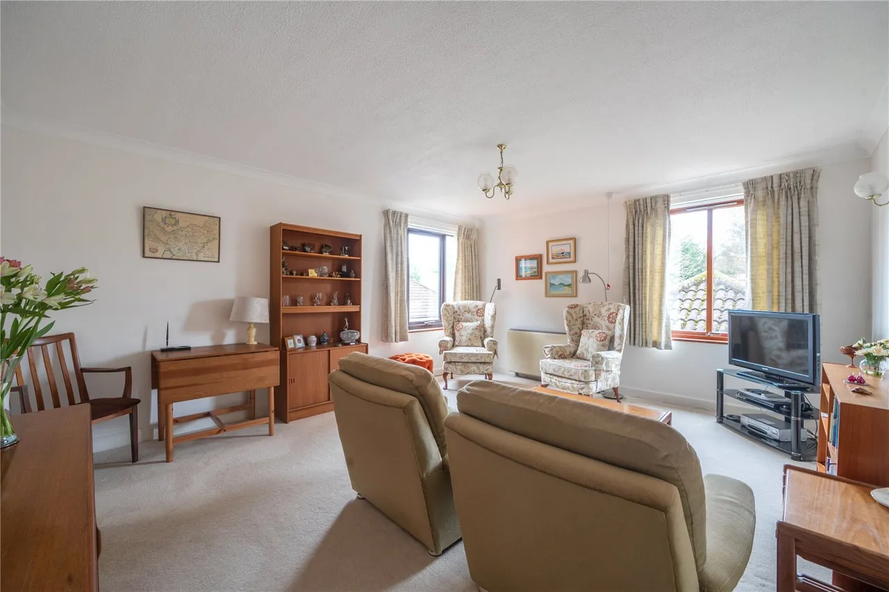 Hartford Court, Hartley Wintney, Hampshire, RG27 8PQ, photo 5