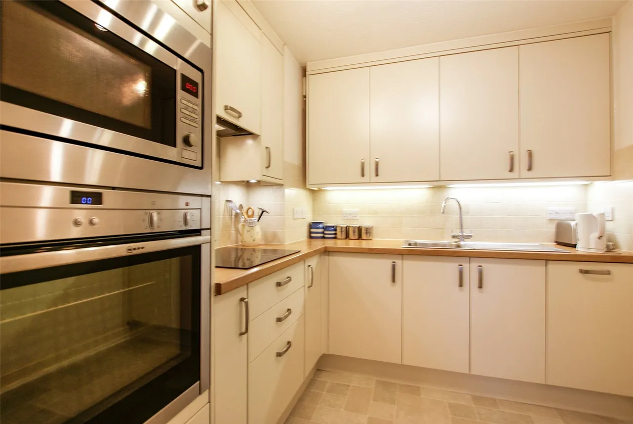Hartford Court, Hartley Wintney, Hampshire, RG27 8PQ, photo 8