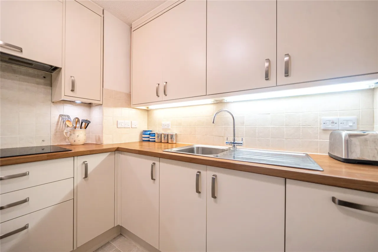 Hartford Court, Hartley Wintney, Hampshire, RG27 8PQ, photo 6