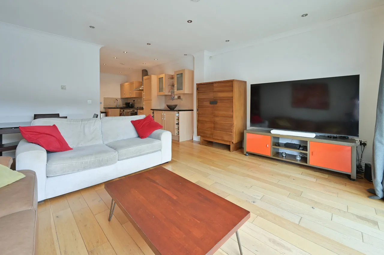 Flat 2, 92 Welldon Crescent, Harrow, photo 2
