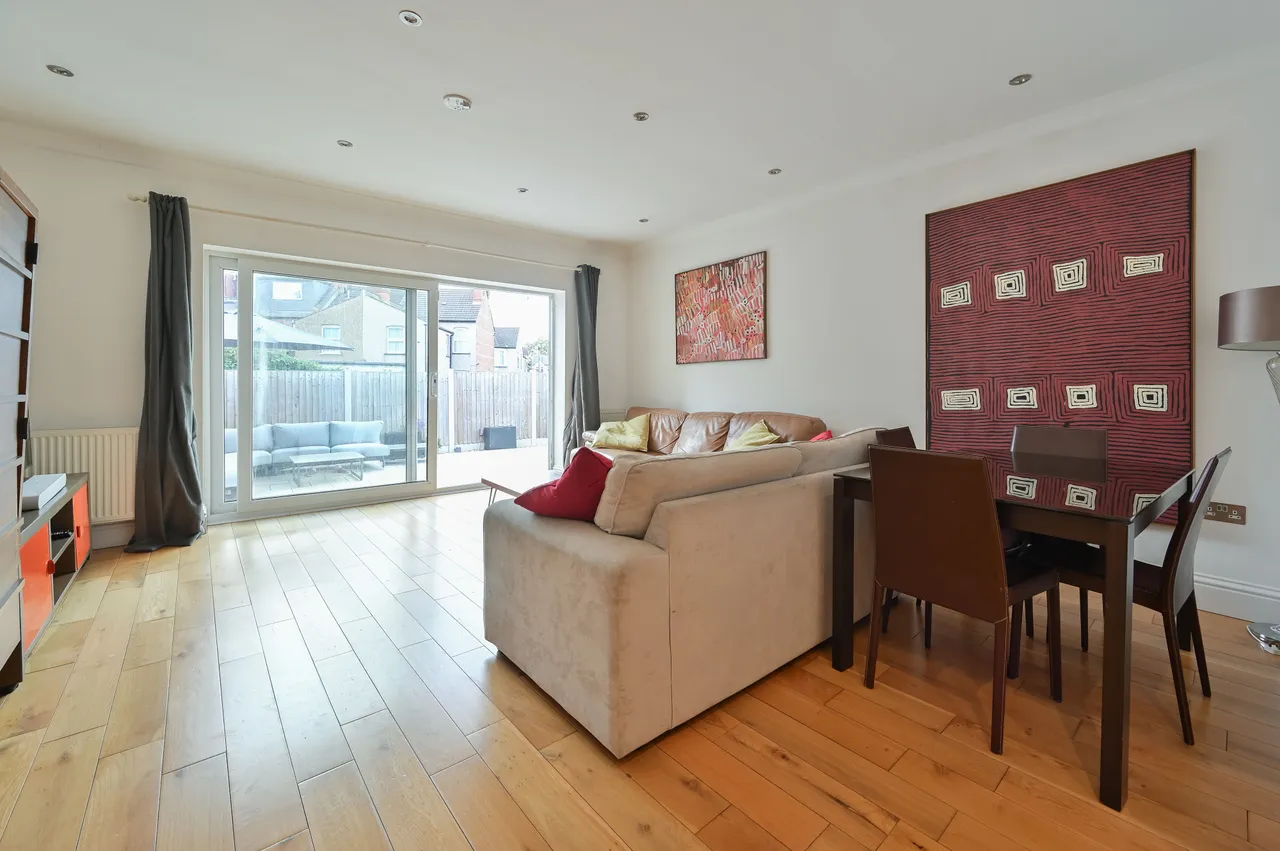 Flat 2, 92 Welldon Crescent, Harrow, photo 3