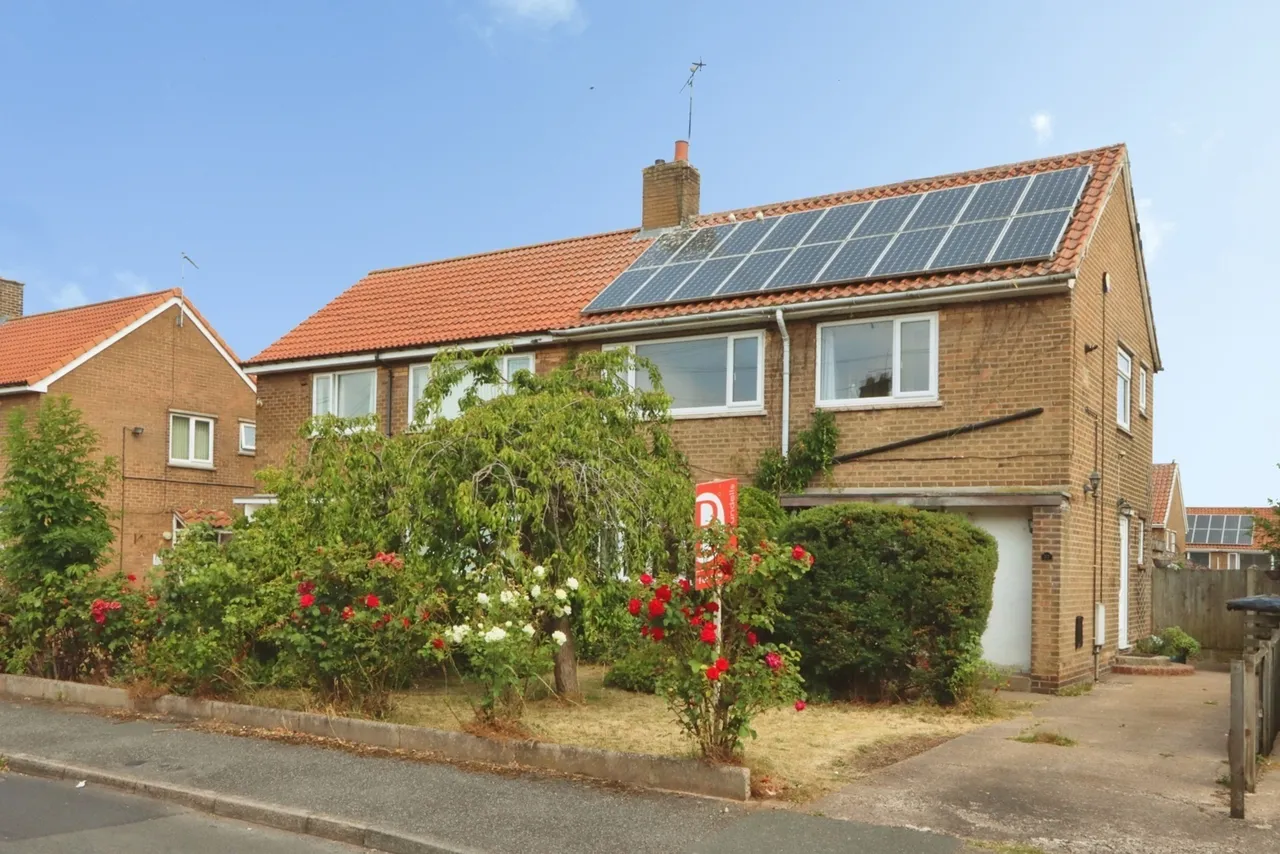 3 bed house for sale — Shakespeare Drive, Dinnington, Sheffield, South Yorkshire, S25