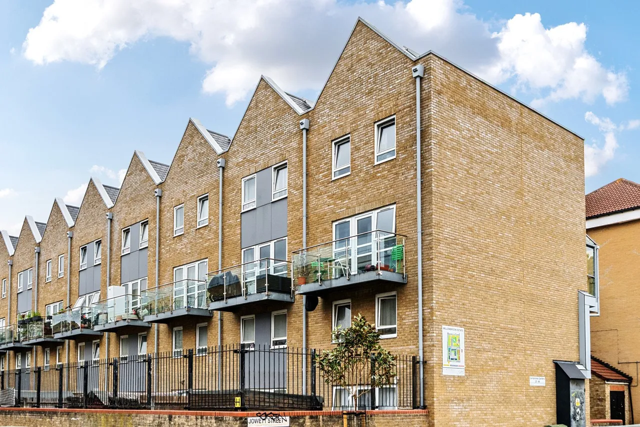 3 bed property for sale — Carisbrooke Gardens, SE15