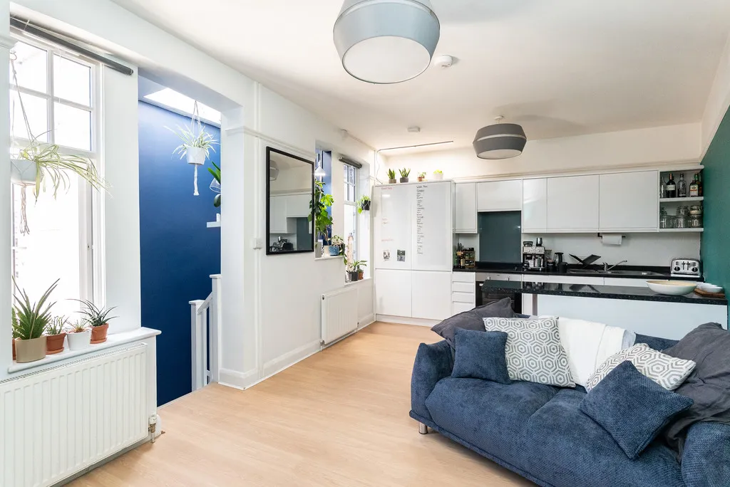 1 bed flat for sale, South Street, Dorking, RH4
