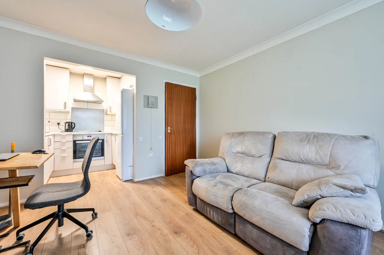 28 Francis Court, Worplesdon Road, Guildford, photo 2