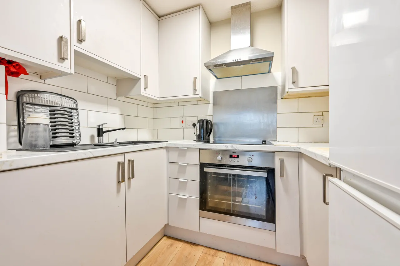 28 Francis Court, Worplesdon Road, Guildford, photo 4