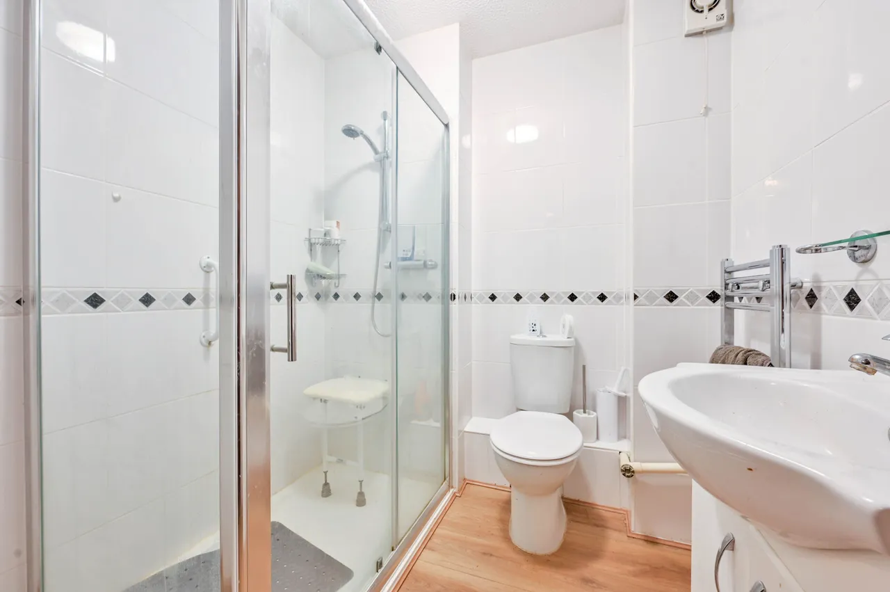 28 Francis Court, Worplesdon Road, Guildford, photo 6