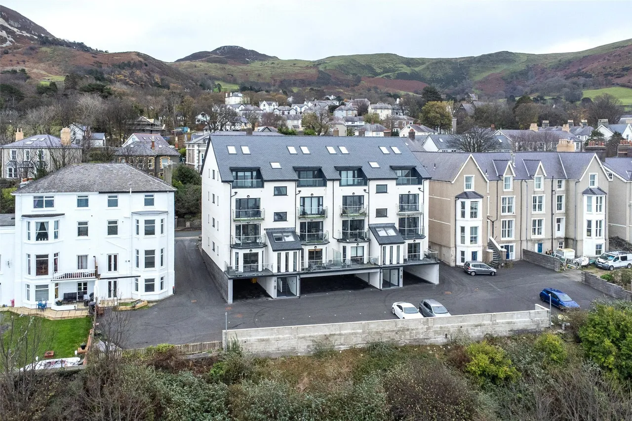 2 bed flat for sale, Conway Road, Penmaenm