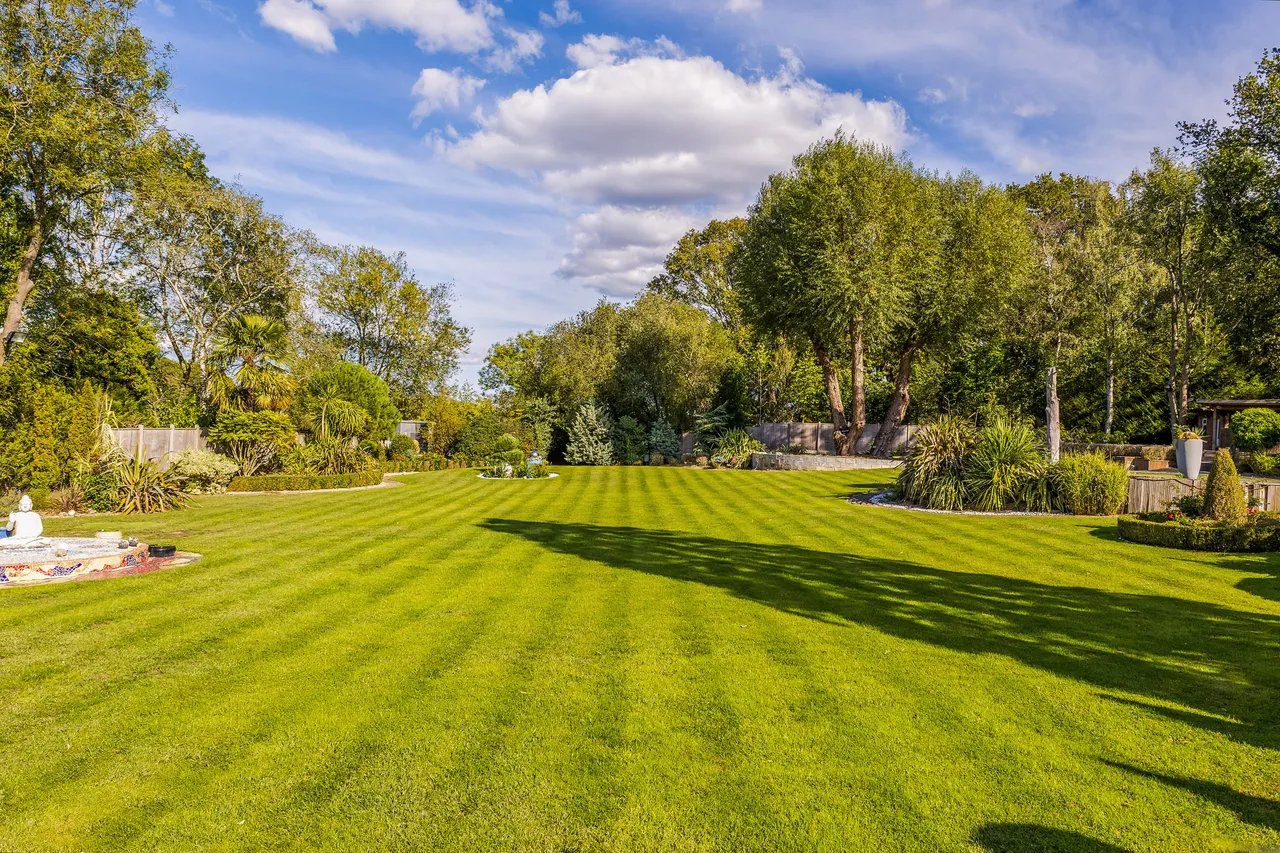 5 bed house for sale — Heathbourne Road, Bushey, WD23