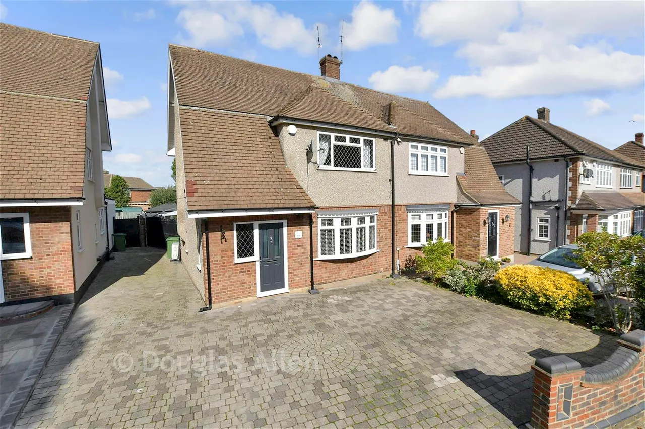 4 bed house for sale, Avon Road, Upminster, RM14