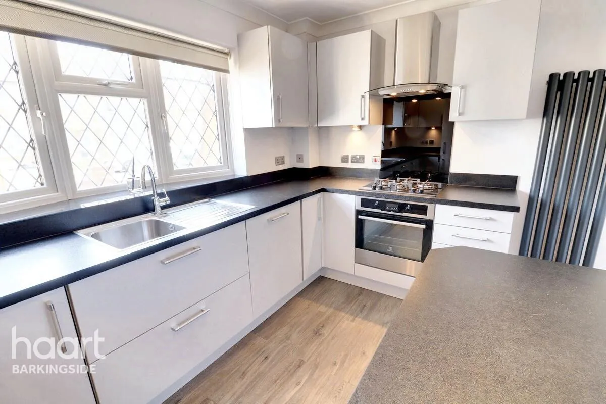 Youngs Road, Newbury Park, IG2, photo 13