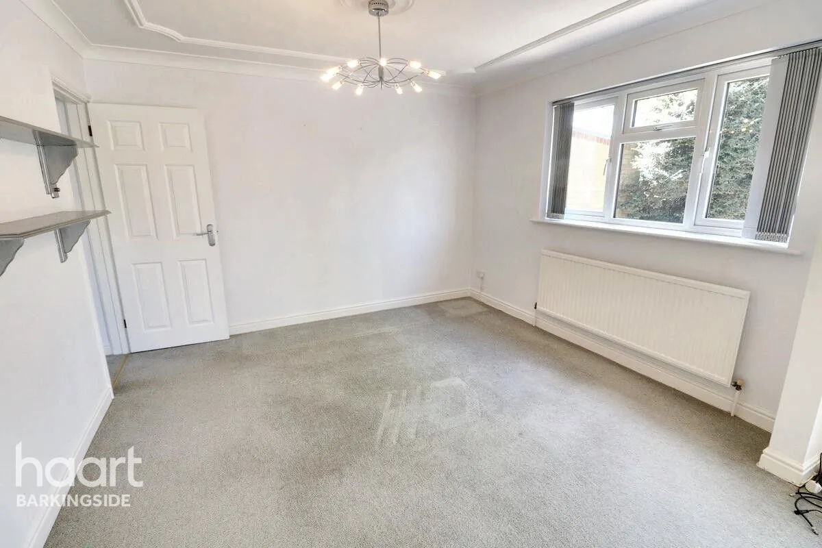 Youngs Road, Newbury Park, IG2, photo 7