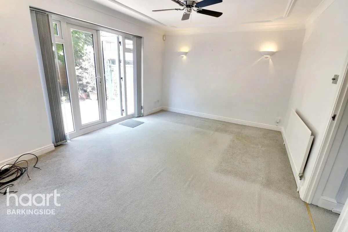 Youngs Road, Newbury Park, IG2, photo 11