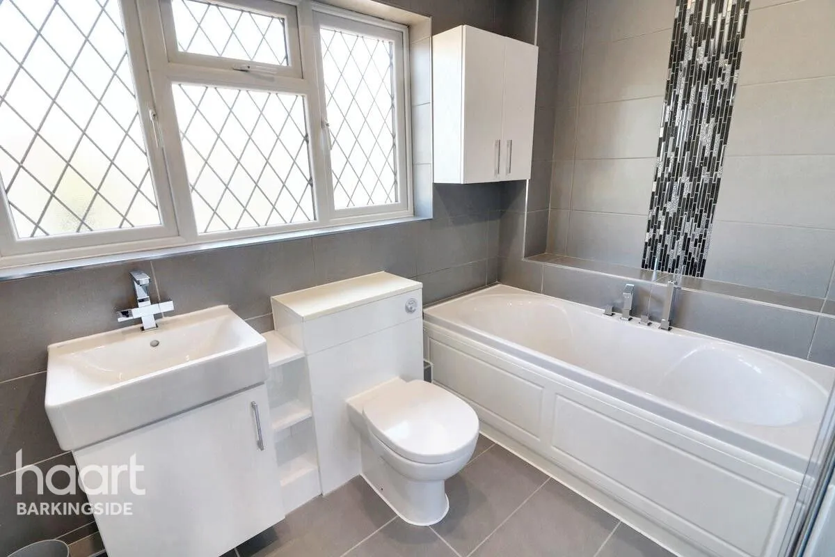 Youngs Road, Newbury Park, IG2, photo 4