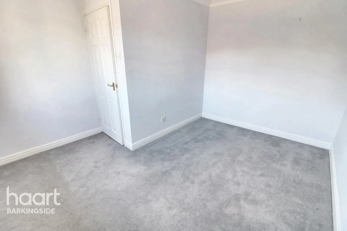Youngs Road, Newbury Park, IG2, photo 19