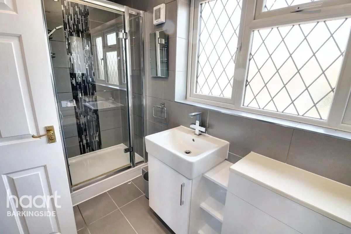 Youngs Road, Newbury Park, IG2, photo 5
