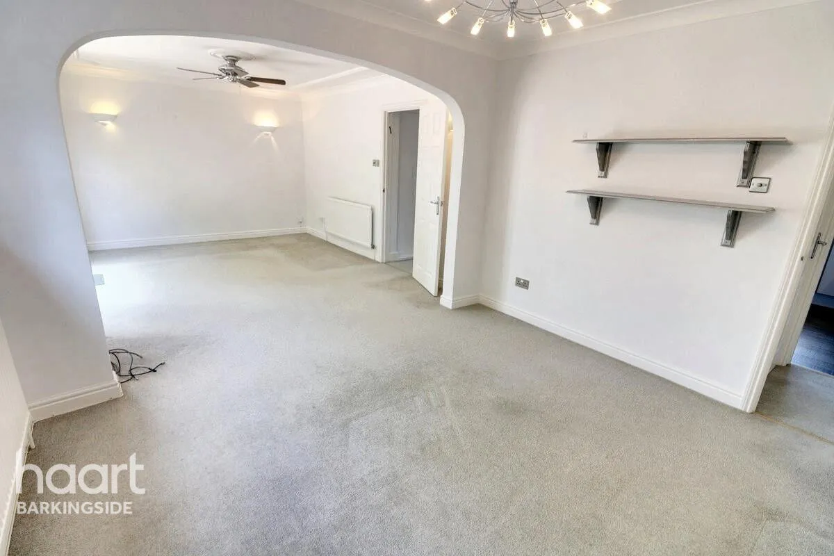 Youngs Road, Newbury Park, IG2, photo 6