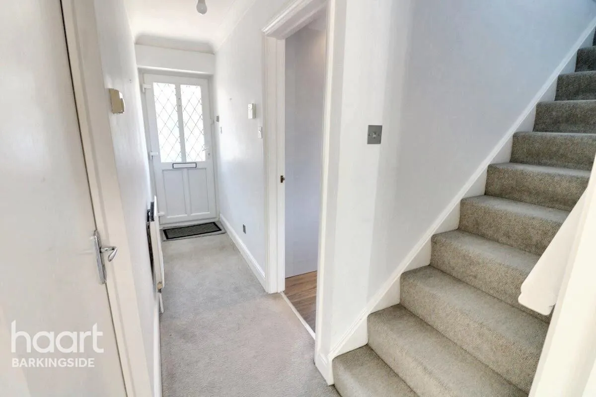 Youngs Road, Newbury Park, IG2, photo 8