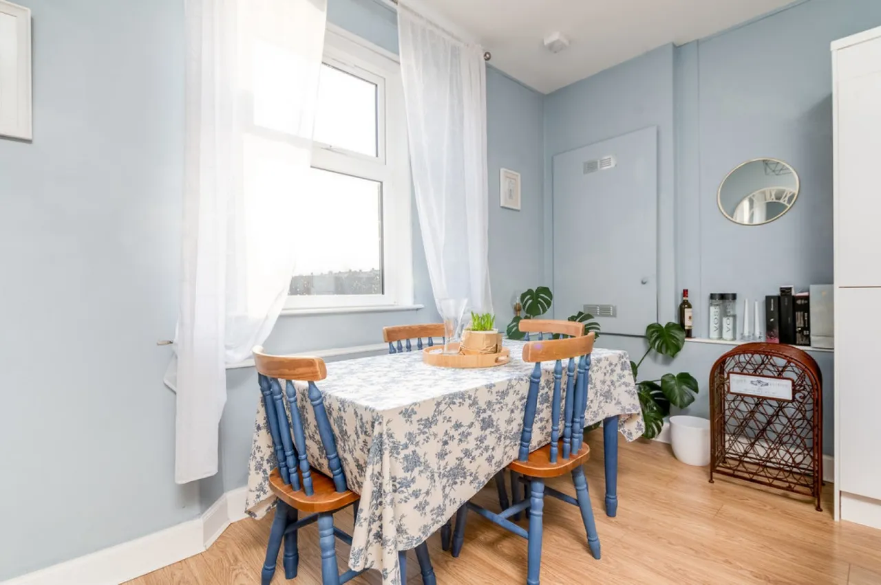 Dean Crescent, photo 11