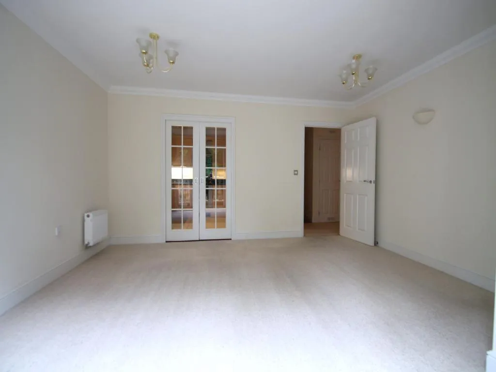 Wellesley Court, Dukes Ride, Crowthorne, RG45 6DG, photo 4