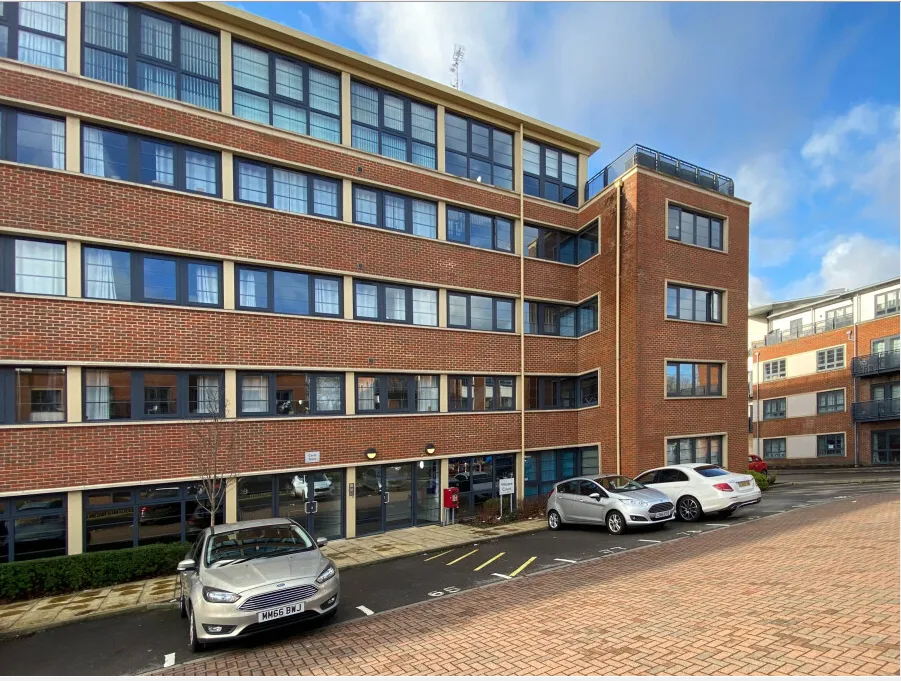 2 bed flat to rent, Kestrel Road, GU14