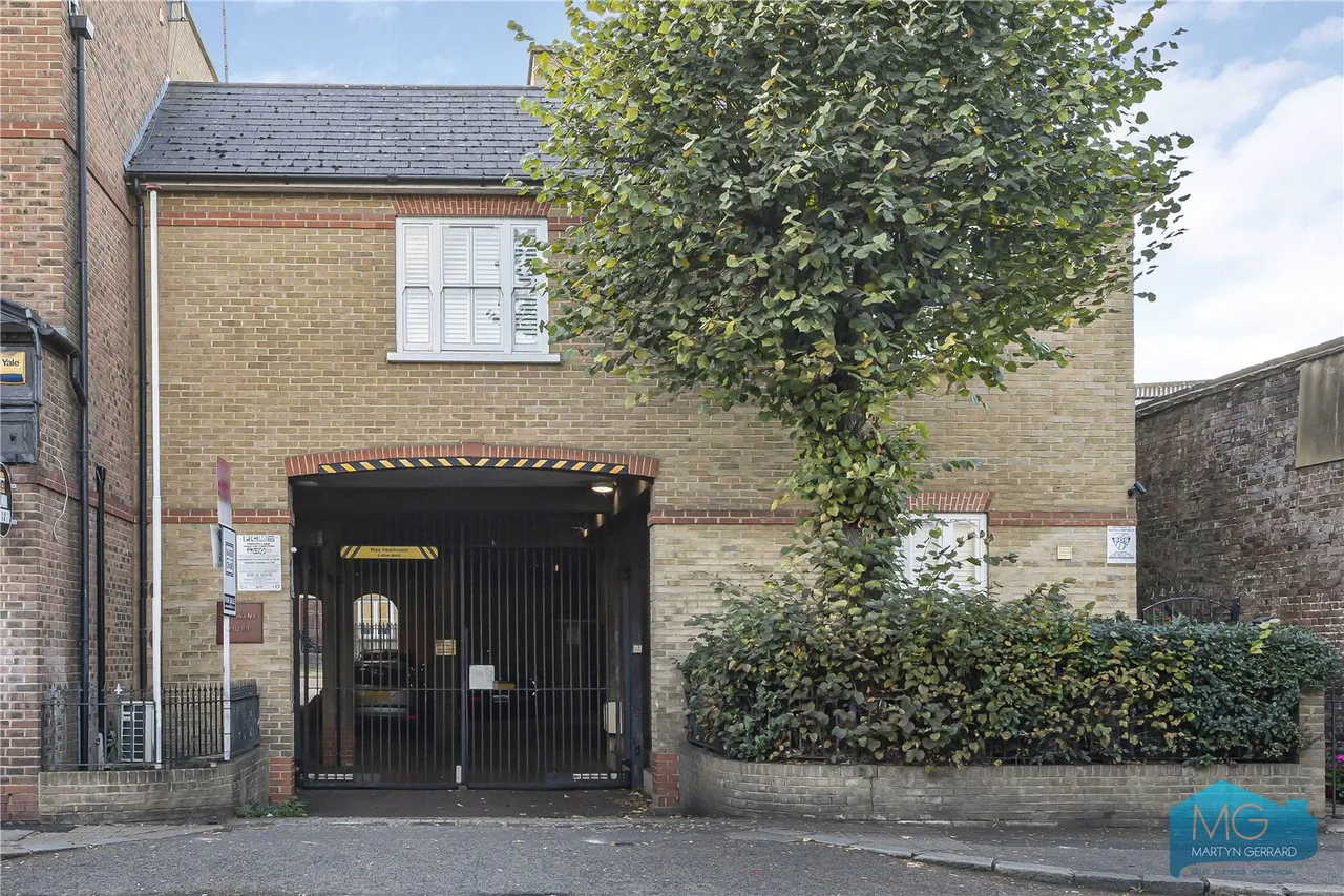2 bed flat for sale, High Street, Southgate, N14