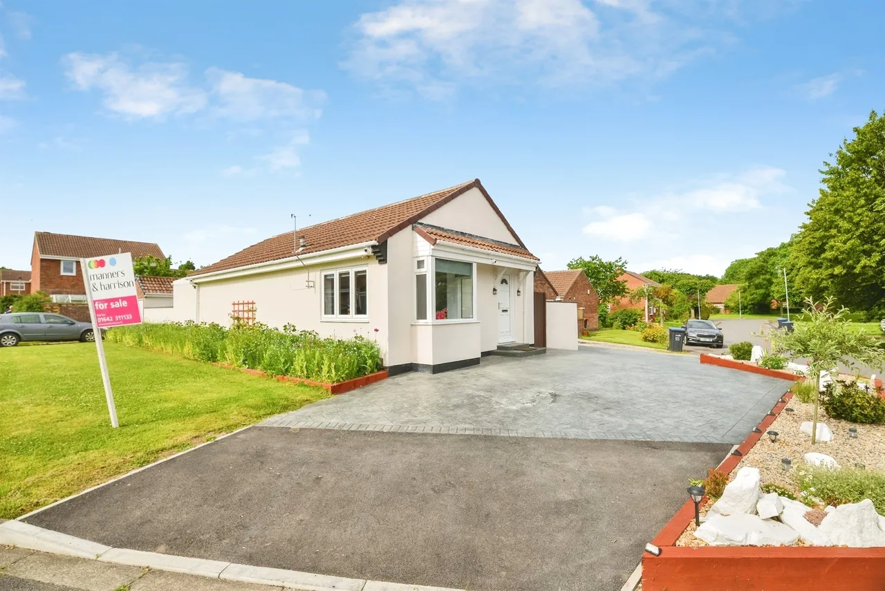 2 bed house for sale — Fox Howe, Coulby Newham, Middlesbrough