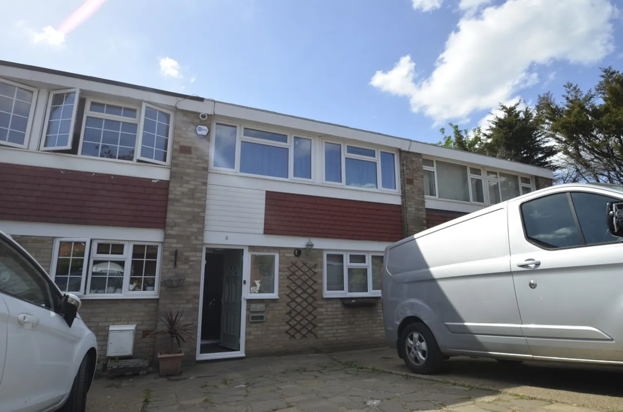 3 bed property to rent, Stanwell, Staines-upon-Thames
