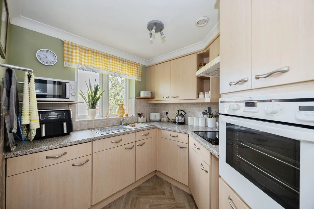 London Road, Cowplain, PO8, photo 7
